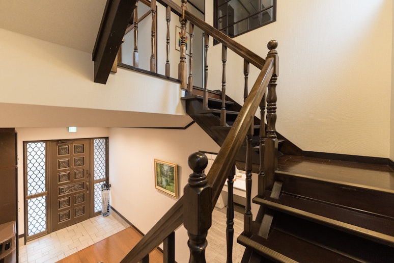 1階&rarr;2階　階段