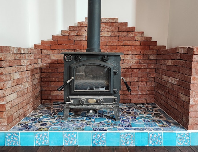 冬は暖炉をお楽しみいただけます。暖炉をお楽しみ頂く際は、薪を別料金で用意させていただきますので...