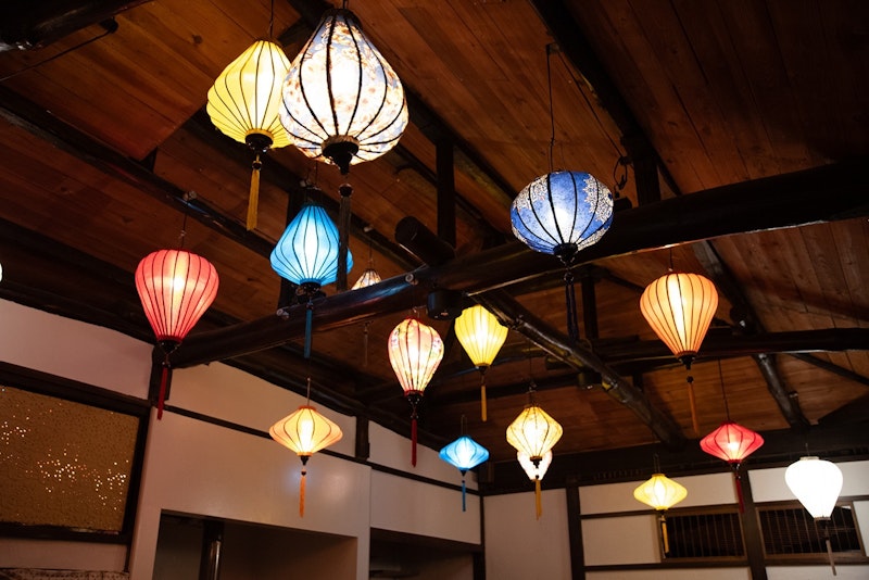 天井にはベトナムのホイアン市から取り寄せた 美しいランタンが吊り下げられ 夜市の様な雰囲気です...