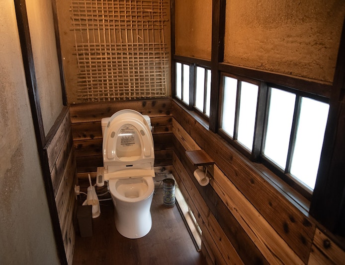 トイレは2つございます。こちらは日本の古民家の美しさをそのまま生かしたトイレです。ウオシュレッ...