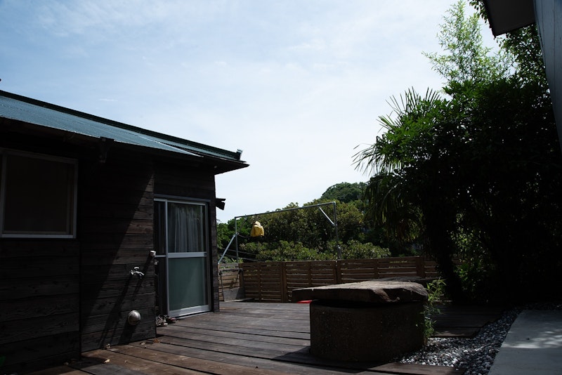 奥のテーブルにてBBQもお楽しみいただけます。炭やBBQ台などはお持ちくださいませ