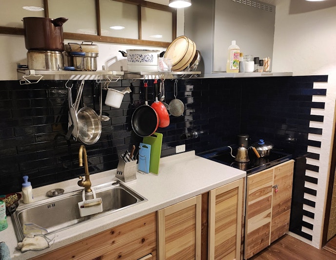 シンク周りです。鍋、食器、調理道具は一通り揃っています。必要な食材と調味料を持ってお越しくださ...