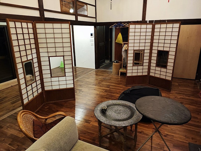 障子に蝶番を付けて、移動式の衝立にしてあります。ご要望に応じて部屋のサイズと雰囲気を変えること...