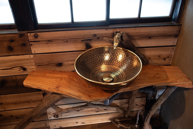 手洗鉢はタイの工房から。蛇口はネパールからやってきています