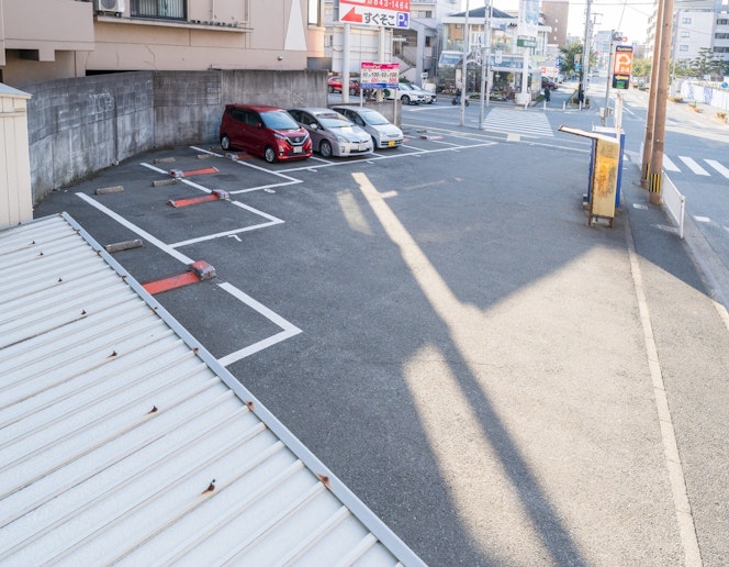 建物隣に有料駐車場あります