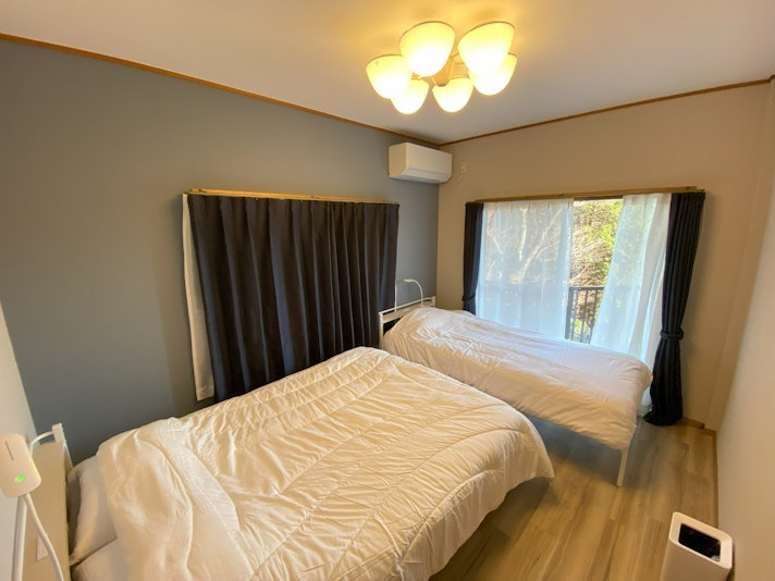 1階洋室：ダブルベッド1台・シングルベッド1台(3名様分)