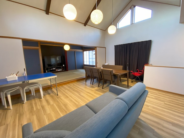 リビングには、ミニ卓球台やファミコン・ボードゲーム・Bluetoothスピーカー・天体望遠鏡や...