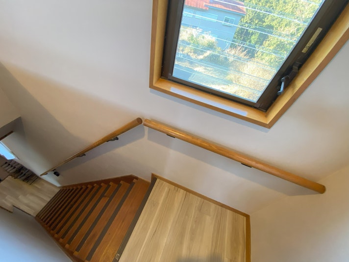 階段上からの見た玄関