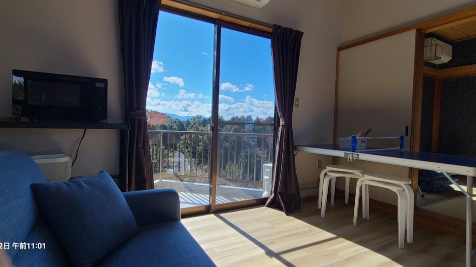 リビングには、ミニ卓球台やファミコン・ボードゲーム・Bluetoothスピーカー・天体望遠鏡や...