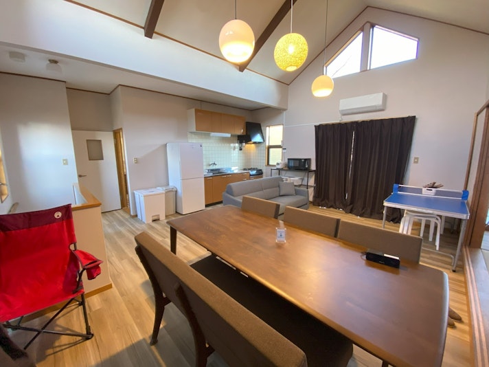 リビングには、ミニ卓球台やファミコン・ボードゲーム・Bluetoothスピーカー・天体望遠鏡や...