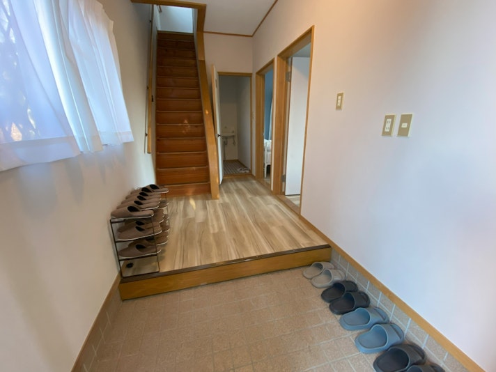 玄関は広くスリッパの準備がございます