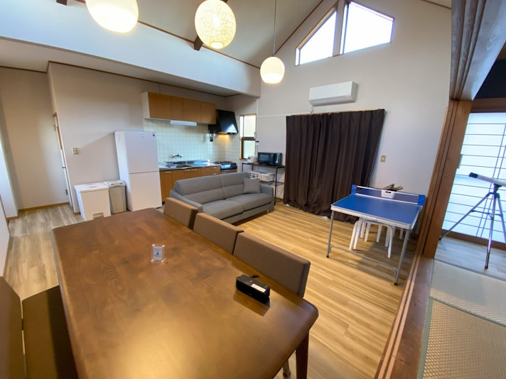 天井の高さは4メーターほどで解放感があります。天気の良い日は、室内には陽光が降り注ぎます。