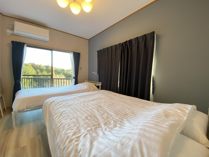 1階洋室：ダブルベッド1台・シングルベッド1台(3名様分)