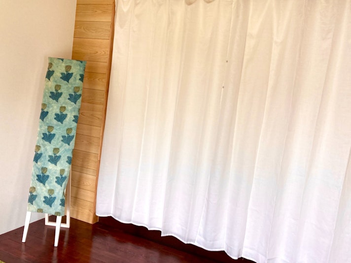 様々な国の布を、仕切りやカーテンとして用いています。