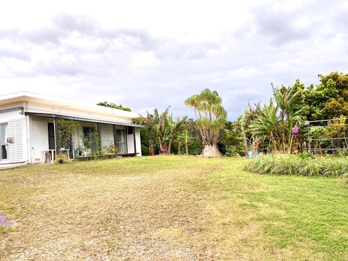 広い庭に面しています。