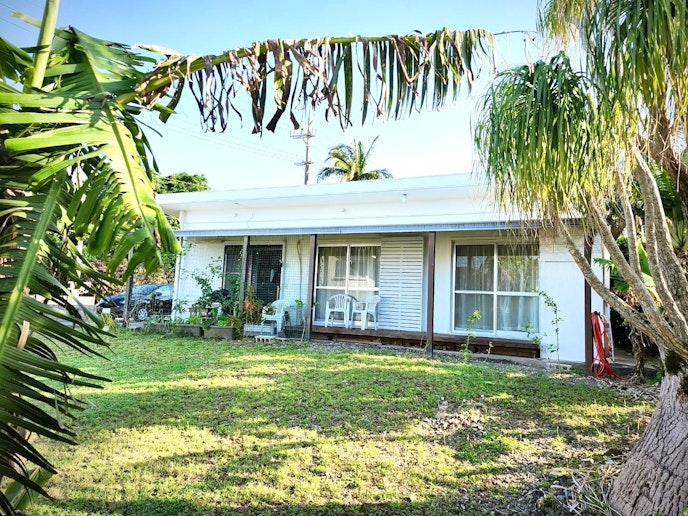 広い庭に面しています。