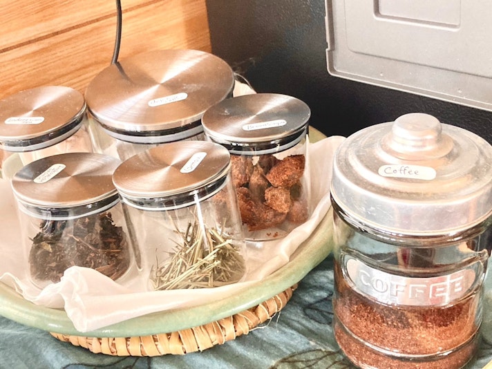 コーヒー、紅茶、ハーブティーをご用意しています。