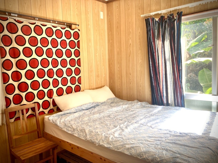 寝室は静かです。木々に囲まれています。