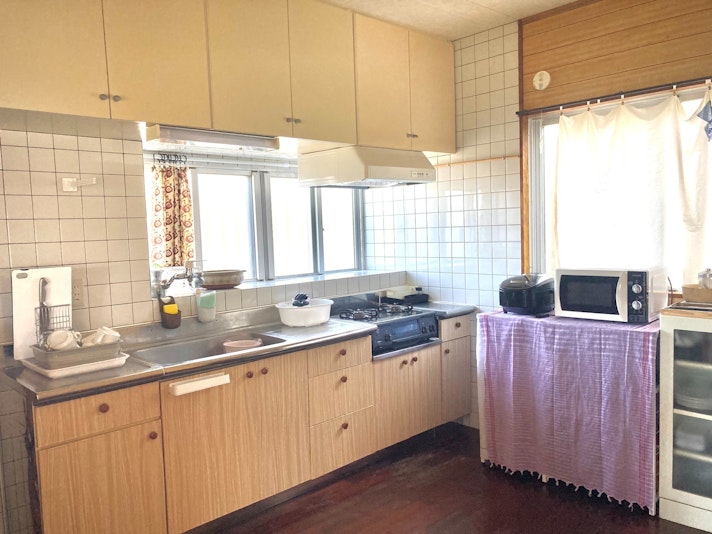 キッチンです。調理器具、食器、電化製品、基本的な調味料などをご用意してあります。