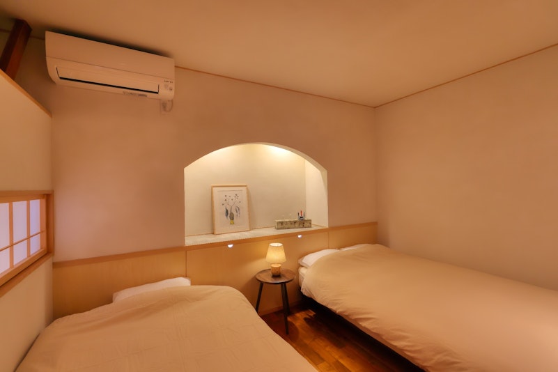 寝室１/最大５名様（セミダブル、ダブルに各2名の場合）