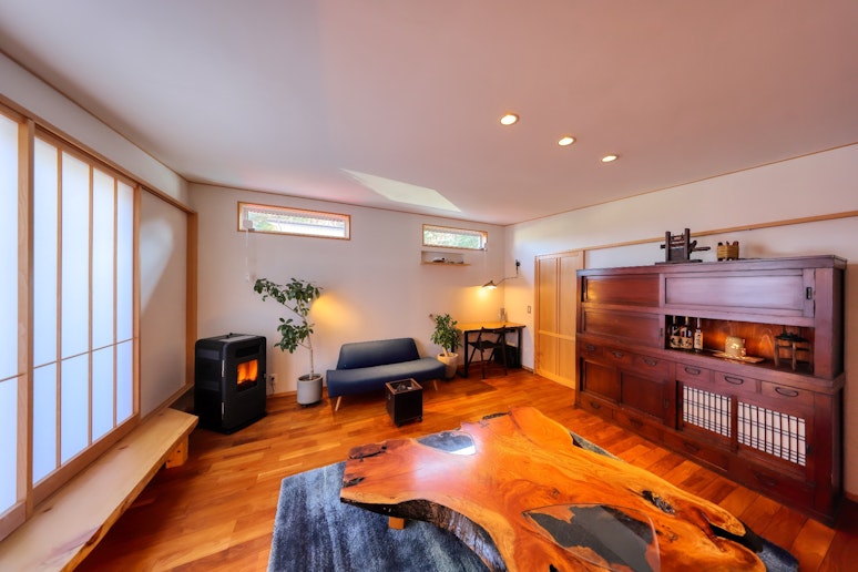 リビングシアタールーム/冬はペレットストーブで暖かい。