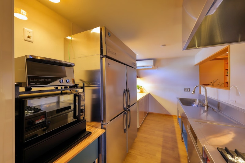 キッチン/大きな冷凍冷蔵庫にトースター、オーブンレンジなどを完備。