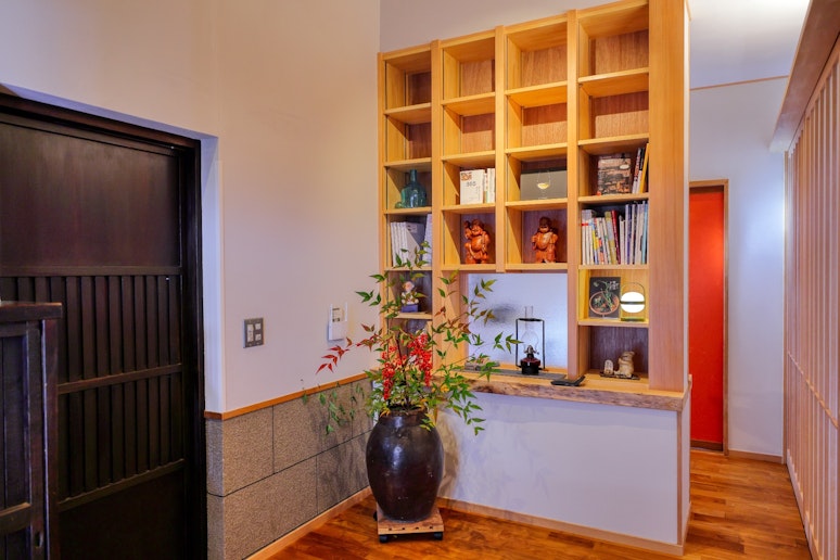 エントランスホール/本棚の本は自由にお読みいただけます。