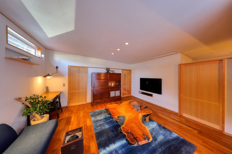 リビングシアタールーム/100インチのプロジェクタースクリーン完備