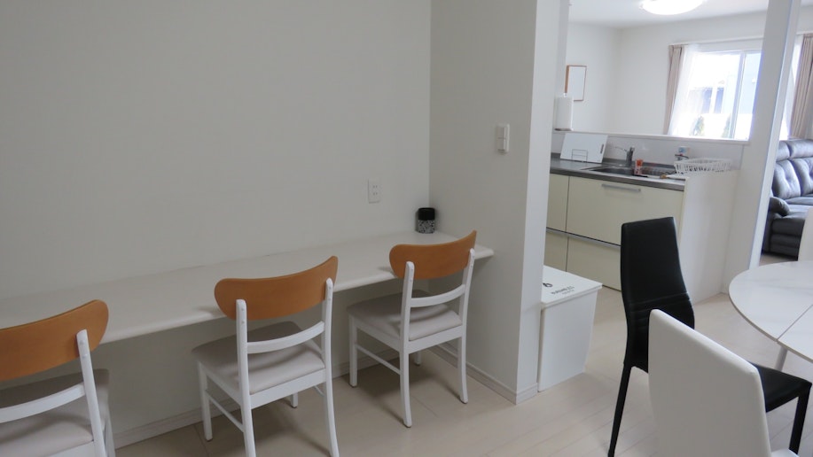 食事スペース　ＡＣ電源あるので作業スペースにも