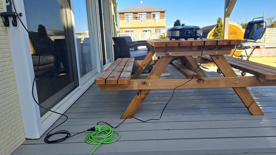 ウッドデッキのライトとホットプレートの電源接続