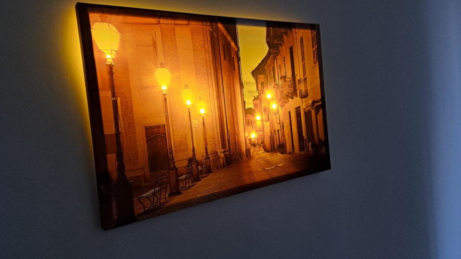 寝室にある絵は右側のスイッチで点灯します