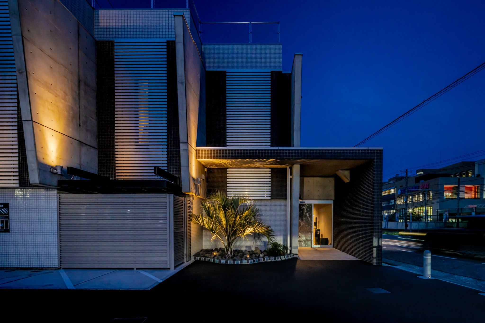 エントランス（夜）