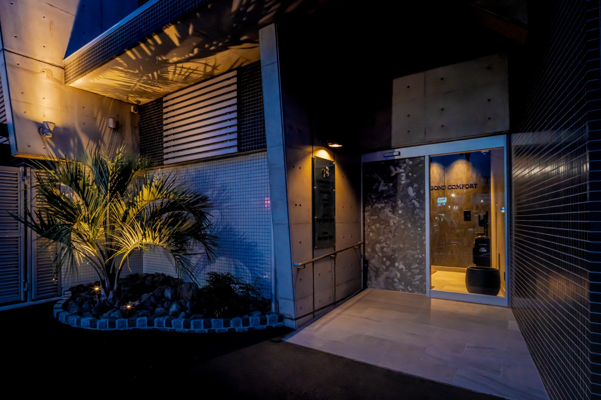 エントランス（夜）