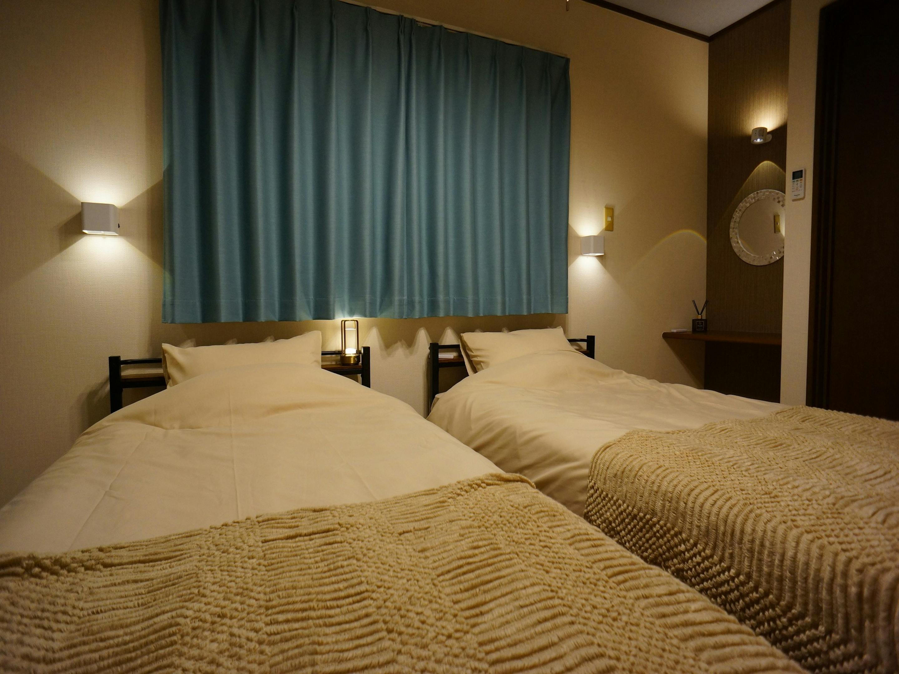 メインベットルーム（シングルベット2台、布団1組）