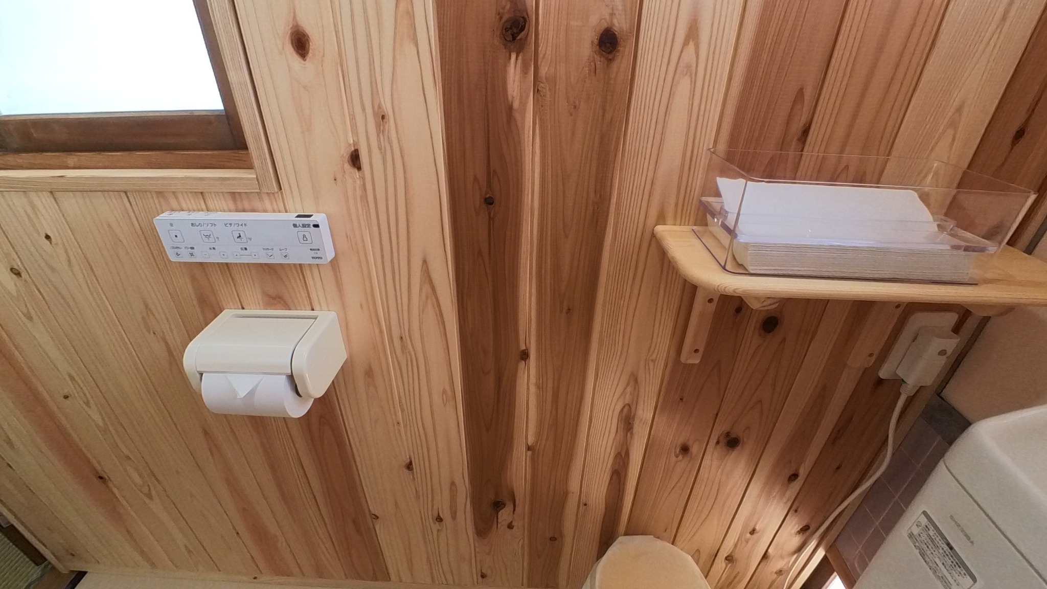 トイレ（紙巻き器、リモコン、ペーパータオル）