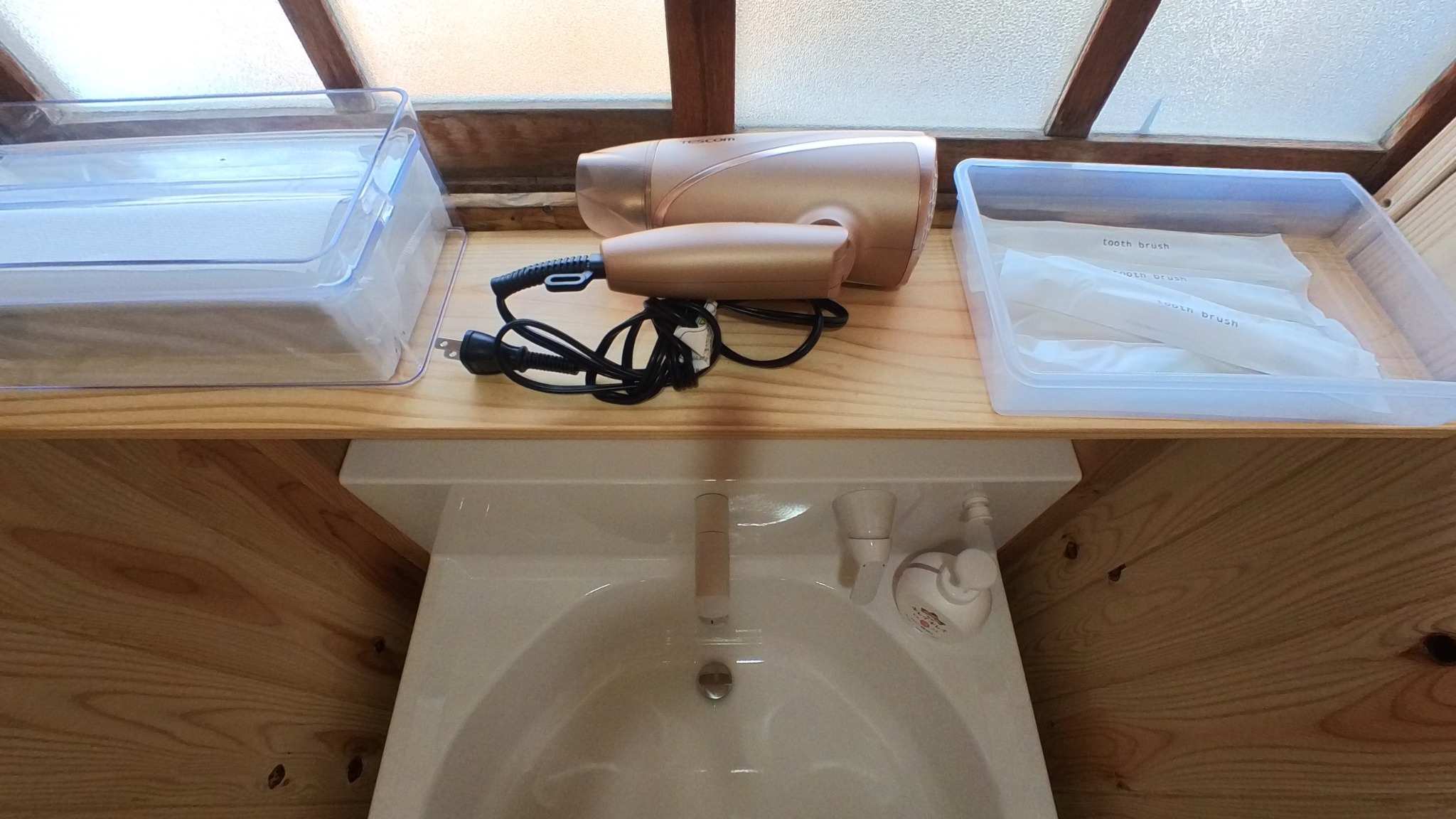 洗面所（ドライヤー、歯ブラシ）