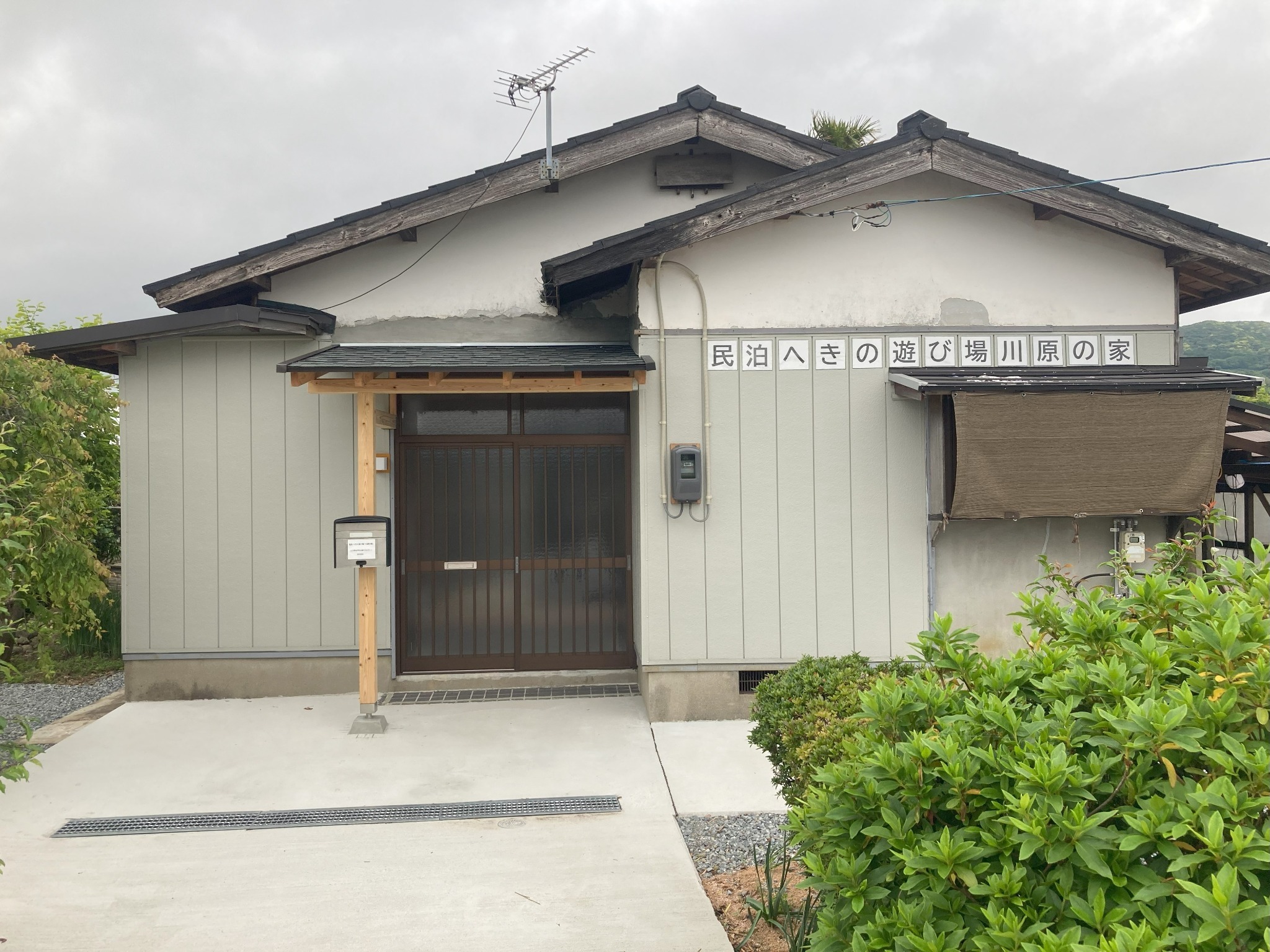 建物東側（アプローチ）