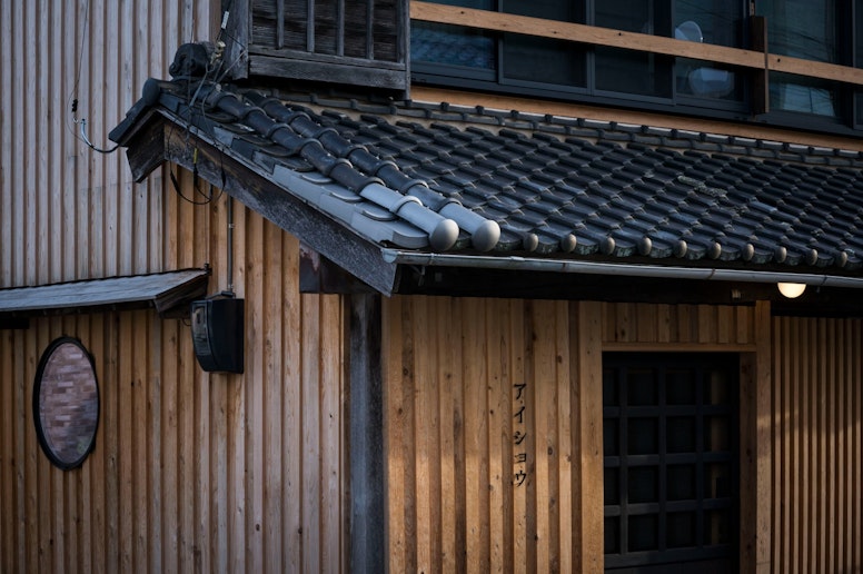 駐車場側の丸窓