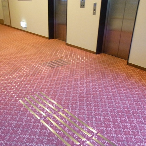 エレベーター　線状ブロック