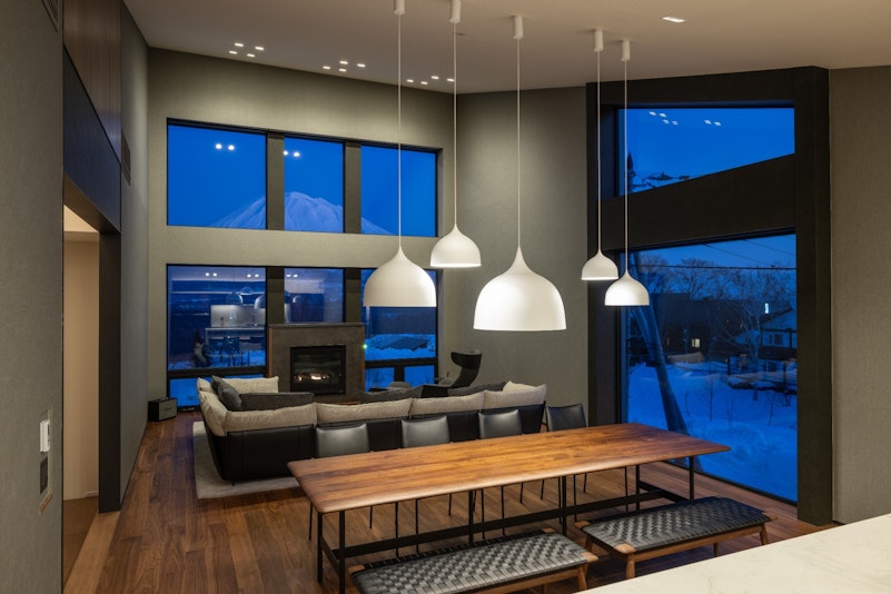 夜のリビングダイニング