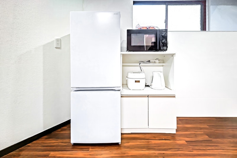 弥生旅館（YayoiHotel）のキッチンは、自炊を快適にする設備を完備。...