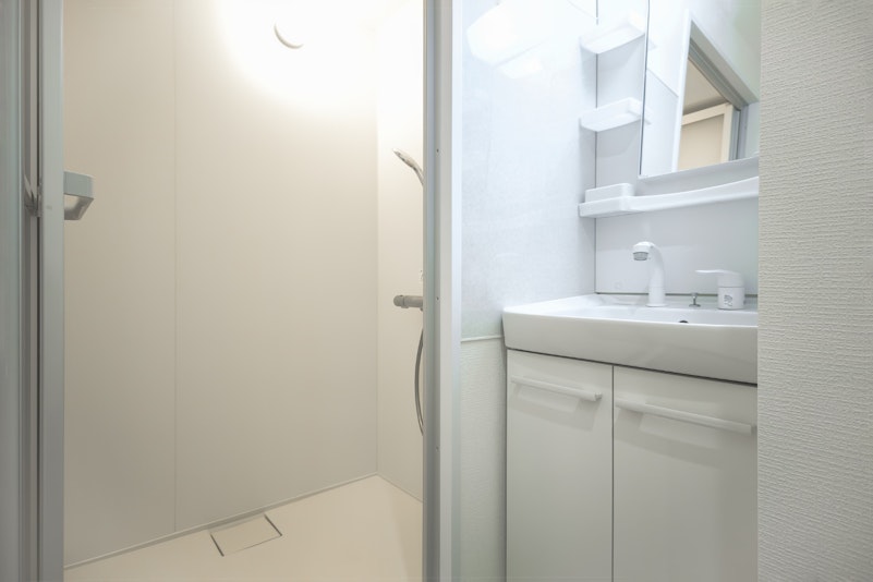 弥生旅館（YayoiHotel）の1階洗面台は頭を洗うことが可能な仕様となっており、下の収納に...