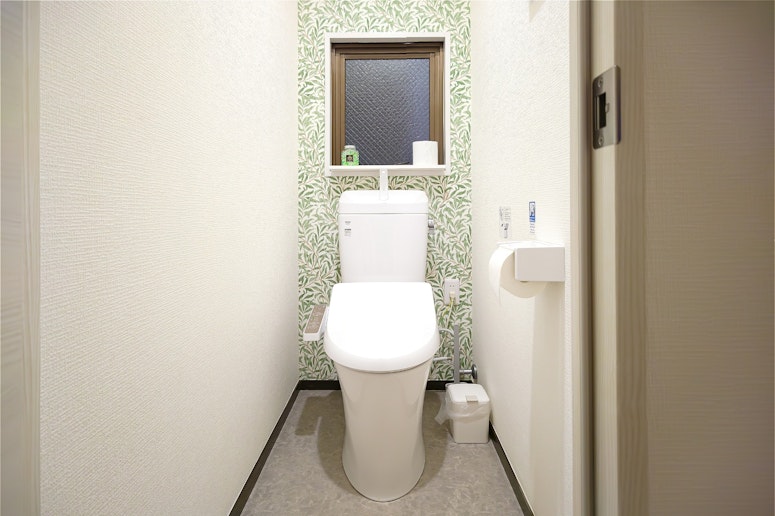 弥生旅館（YayoiHotel）の1階へ新しく導入したLIXIL製トイレは、洗練されたデザイン...