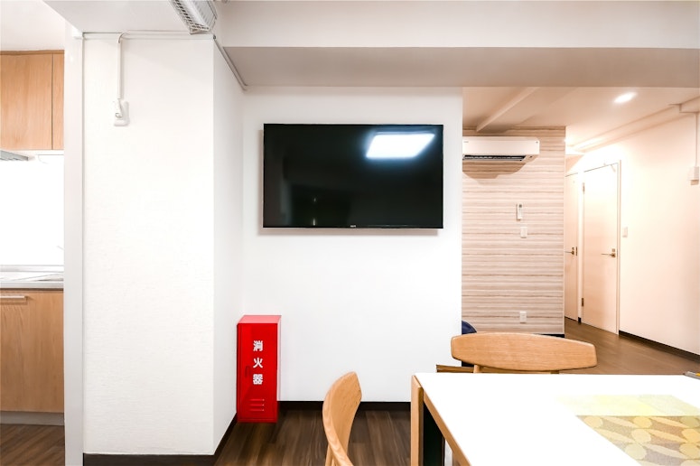 ダイニングには、SONYの4K液晶テレビ「50X85K」を壁掛けで設置し、スタイリッシュなイン...