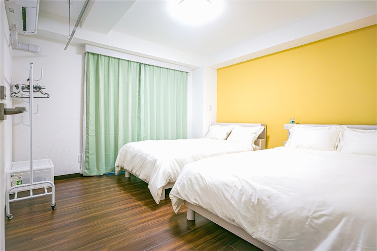 弥生旅館（YayoiHotel）の1階の洋室は、2重サッシの窓と断熱カーテンにより快適な温度で...