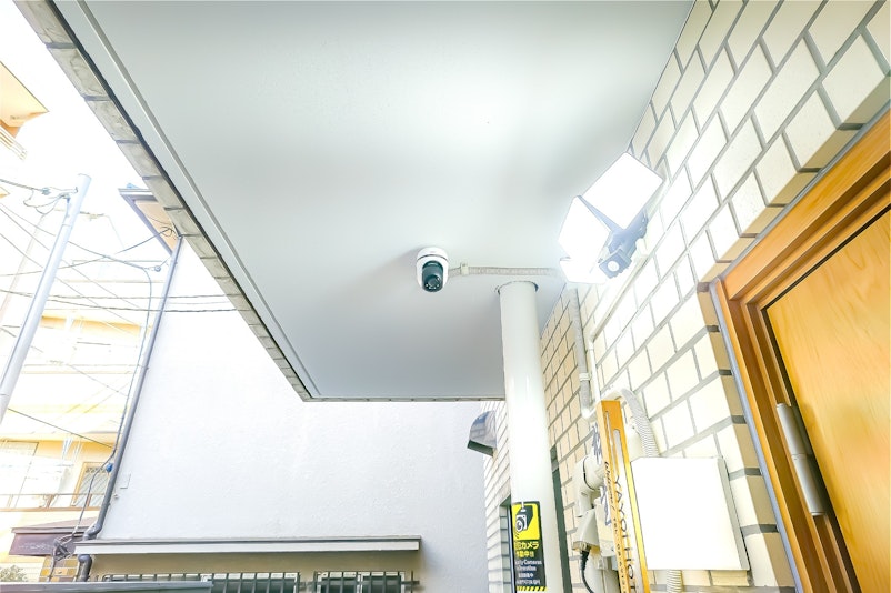 弥生旅館（YayoiHotel）の玄関には24時間作動する監視カメラも設置されており、人感セン...