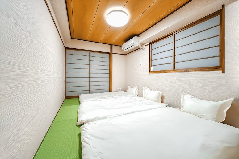 2階の和室には、広々とした畳スペースにニトリ製の布団セットをご用意しています。...