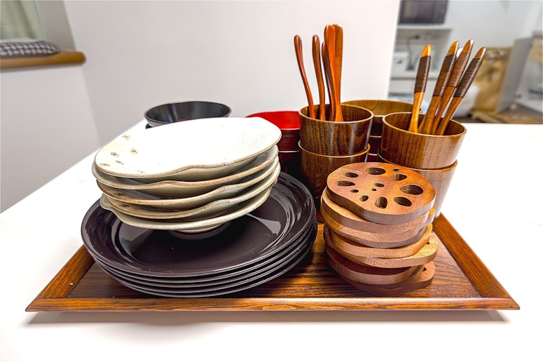 弥生旅館では、お皿、お茶碗、フォーク、スプーンなどの食器セットが揃っているため、自炊や食事を楽...