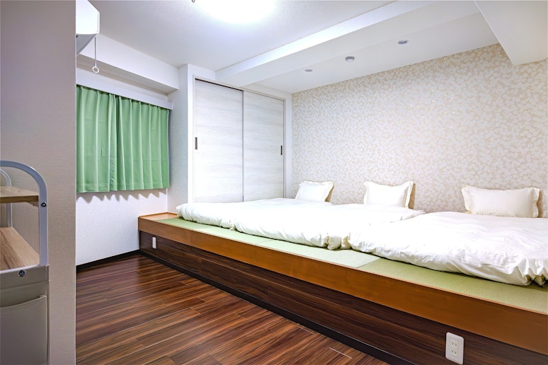 1階の和室は底冷えを防ぐ工夫を凝らし、床から50cmかさ上げしてあります。布団で寝ても冷えない...