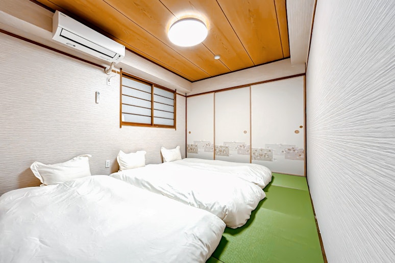 2階の和室には、洋服を掛けられる便利な収納スペースを完備しています。...